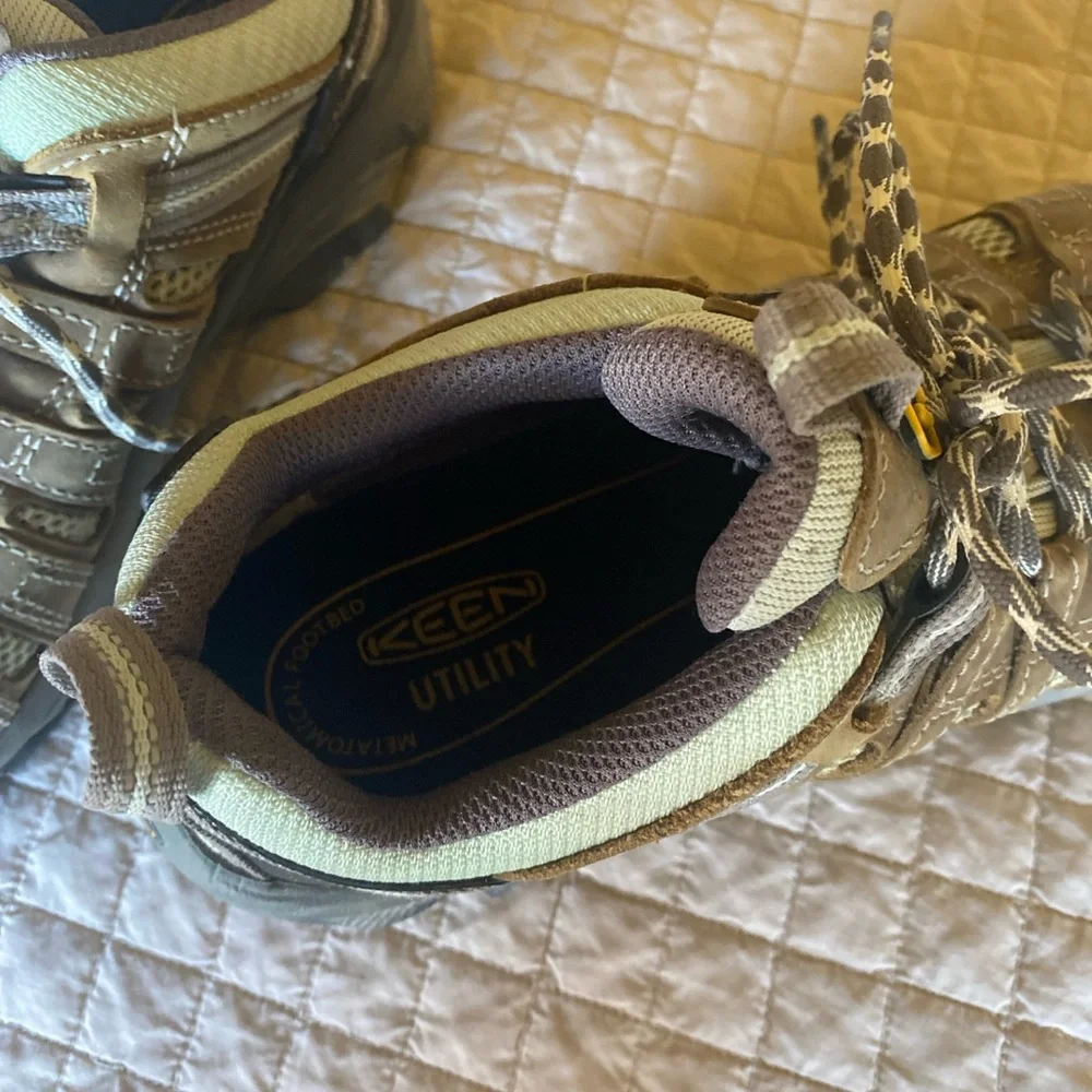 Keen hiking shoes in Tan and Black